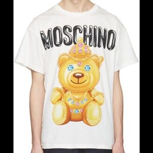 Moschino t-shirt bear 🐻 fits like a M or L. Unisex